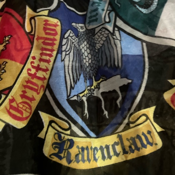 Harry Potter Infinity Scarf Hogwarts House Crests - Picture 2 of 7